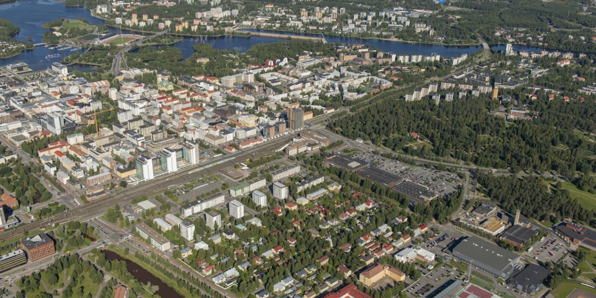 Ilmakuva Raksilasta. Kuvassa etualalla näkyy Raksilan alue, keskellä asemanseutu ja taustalla Oulun ruutukaavakeskusta.
