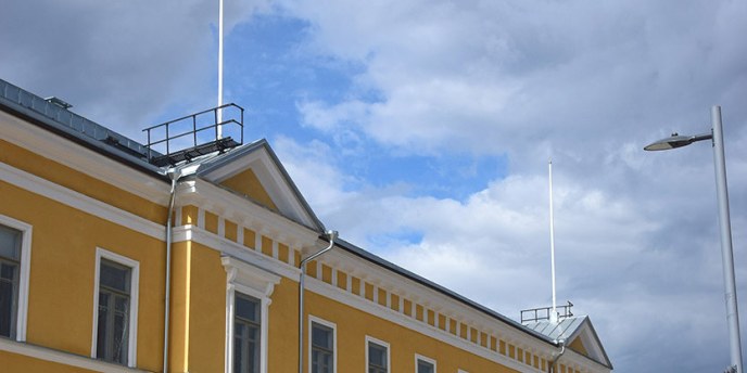 Veitikka-lehden kansi, jossa kuva Oulun Lyseon päärakennuksesta Torikadulta päin