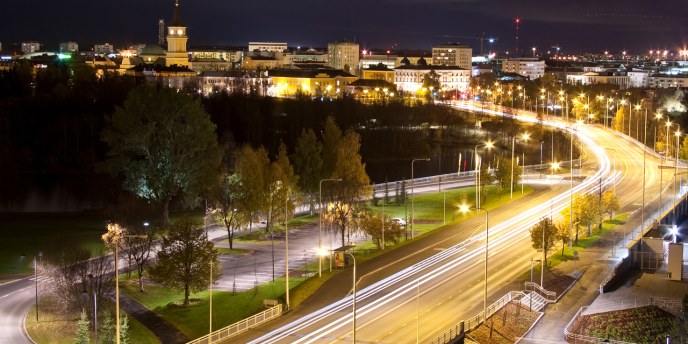 Ilmakuva pimeästä syysillasta, katuvalot valaisevat Merikosken siltoja.