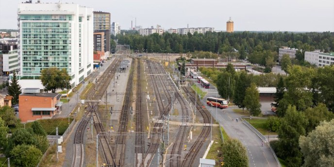 Oulun ratapihoille on saatu uudet turvalaitteet – junaliikenteen turvallisuus ja sujuvuus paranee