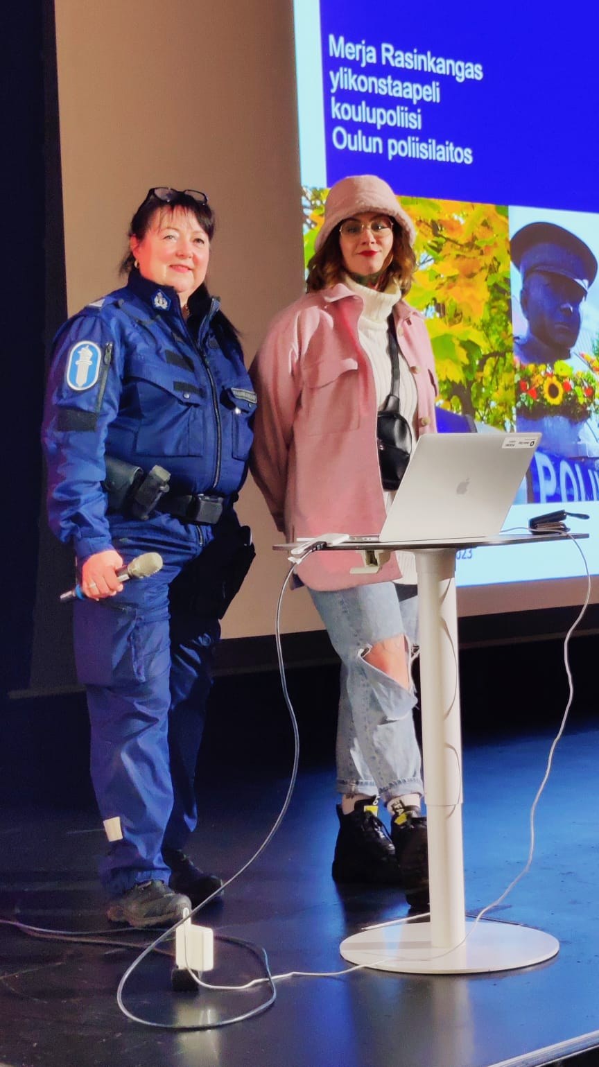 Sana koulupoliisin kaverina pitämässä laillisuuskasvatusta Pohjankartanon koulun oppilaille