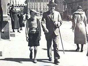 Valokuva: V.A. Koskenniemi ja Hannu-poika kävelyllä.