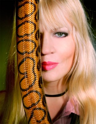 Muusikko Maritta Kuula käärmeen kanssa.