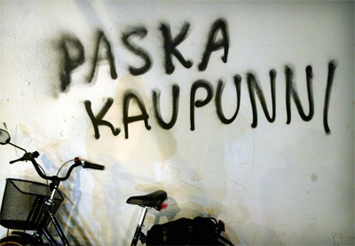 Paska kaupunni -graffiti ja polkupyörä.