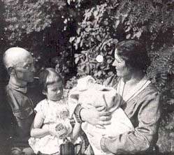 Valokuva: Aaro Hellaakosken perhe vuonna 1929.