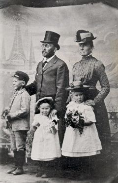 Valokuva: Aaro Hellaakosken perhekuva vuodelta 1900.