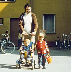 Valokuva: Joni Skiftesvik ja pojat vuonna 1976.