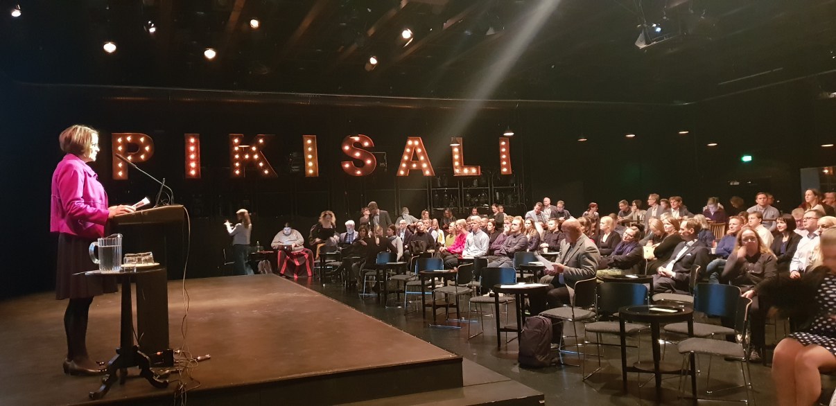 Kuvassa on esiintyjä ja yleisöä kaupunkisuunnitteluseminaarissa Oulun teatterin Pikisalissa.