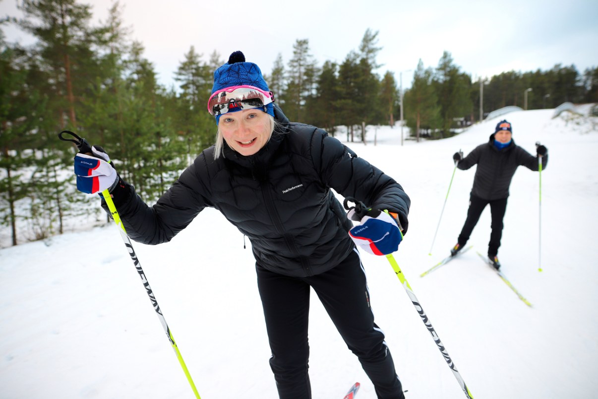 Nainen hiihtää ladulla.