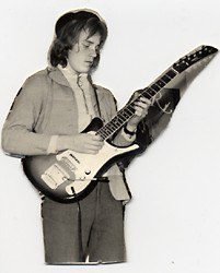 Valokuva: Harri Sarkkinen ja kitara.