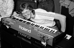 Valokuva: Roland Juno 106 -syntetisaattori ja Viisi vierasta miestä -yhtyeen koskentinsoittaja Jukka Ilmavirta.