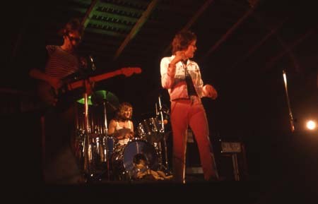 Valokuva: Eddie & The Hotrods keikalla Kuusrockissa vuonna 1977.