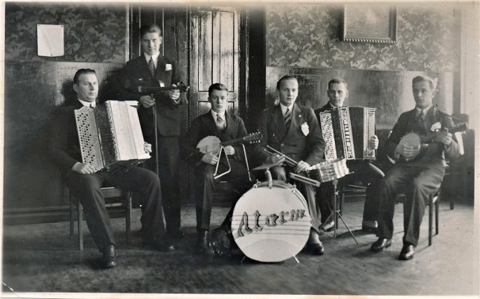 Valokuva: Alarm-tanssiorkesteri Oulun työväentalolla vuonna 1933.