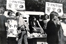 Valokuva: T-paitakauppiaita Kuusrockissa vuonna 1978.