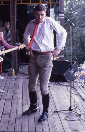 Valokuva: Kauko Röyhkä esiintyy Kuusrockissa vuonna 1980.