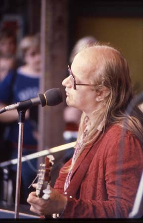 Valokuva: Juice Leskinen keikalla Kuusrockissa vuonna 1983.