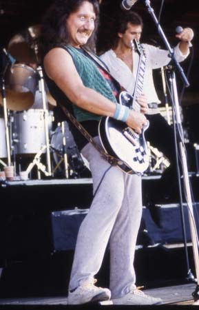 Valokuva: Uriah Heepin kitaristi esiintyy Kuusrockissa vuonna 1984.