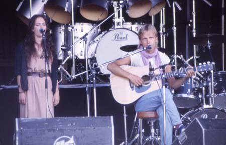 Valokuva: Anna-Leena Härkönen ja Jukka Tervo esiintyvät Kuusrockissa vuonna 1984. 