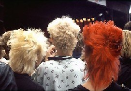 Valokuva: Dingo-faneja kampauksineen Kuusrockissa vuonna 1985.