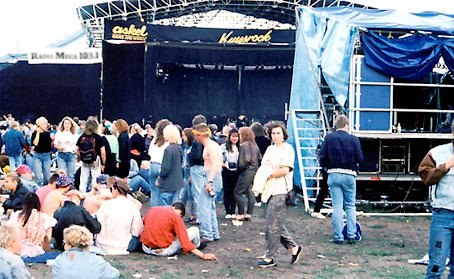 Valokuva: Yleisöä Kuusrockissa vuonna 1990.