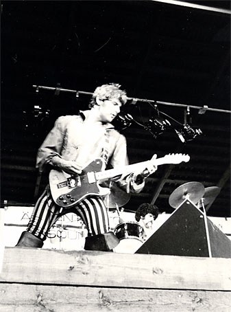 Valokuva: The Pirates -yhtyeen kitaristi Mick Green keikalla Kuusrockissa 1978.