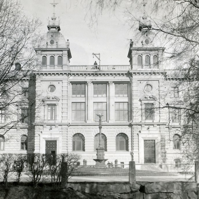 A black-and-white photo of the City Hall in the summer.