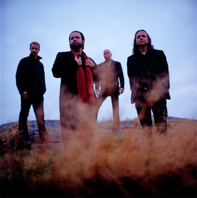 CMX-yhtye, neljä muusikkoa kalliolla.