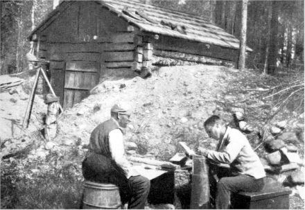 Valokuva: Aaro Hellaakoski avustaa isäänsä geologisissa tutkimustöissä.