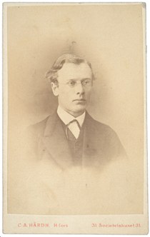Vanha, mustavalkoinen valokuva Kondar Kivekkäästä, silmälasipäisestä miehestä.