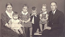 Valokuva: Lyydi, Pirjo, Mirjami, Heikki, Katriina ja Aarne 1940–50-luvun taitteessa.