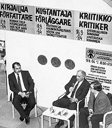 Valokuva: Joni Skiftesvik, Vilho Viksten ja Erkka Lehtola Helsingin Akateemisen kirjakaupan kohtauspaikalla vuonna 1984.