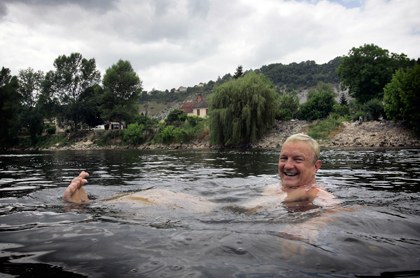 Valokuva: Hannu Väisänen uimassa Dordogne-joella.