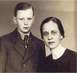 Valokuva: Paavo Rintala ja äiti Aino Amalia.