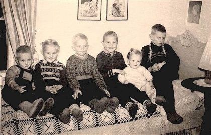 Valokuva: Ylimaulan sisarukset vuonna 1956.