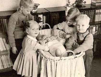 Valokuva: Ylimaulan sisarukset vuonna 1953.